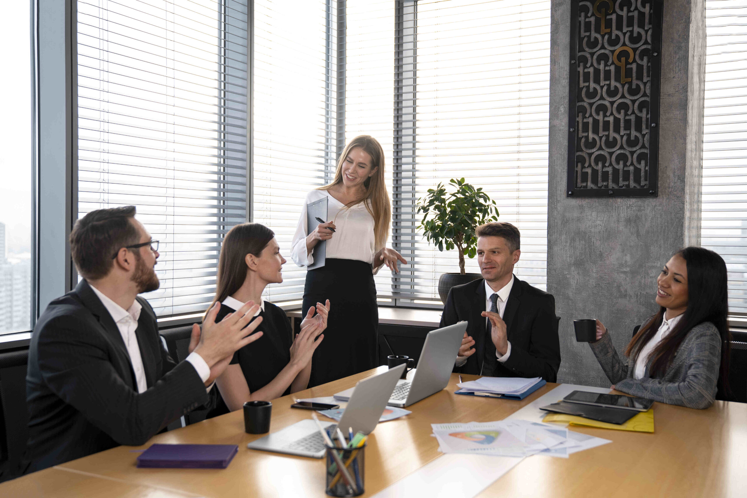 medium-shot-business-team-working